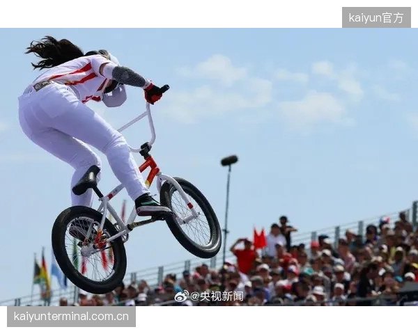 中国女子BMX自由式车队凭借高稳定性的动作完成度，在团体积分上占据优势。